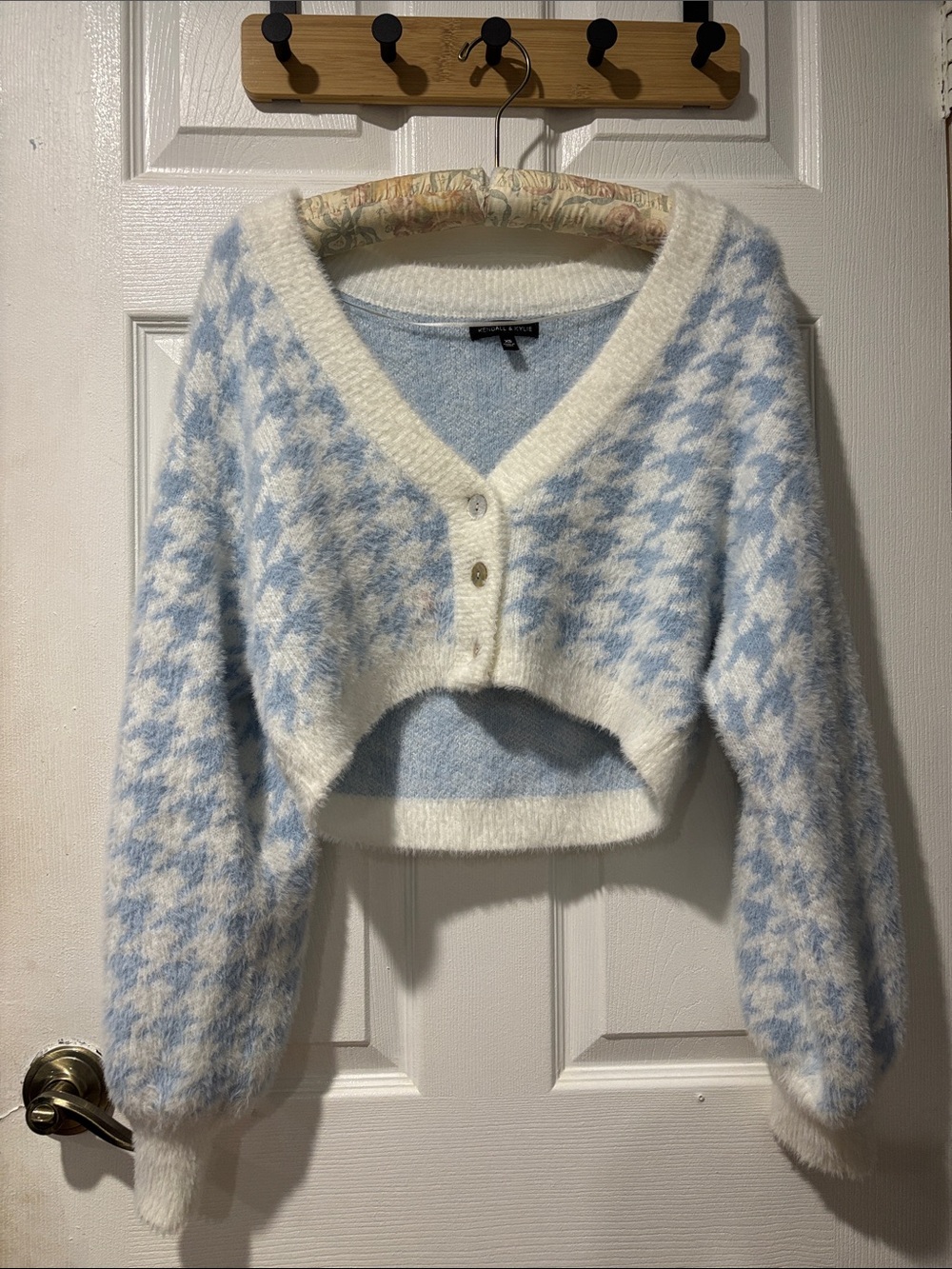 Kendall & Kylie Cropped Houndstooth V-Neck Cardigan in Blue & Cream